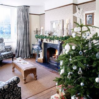 Mysigt lantligt vardagsrum med julgran | Vardagsrumsinredning | Hus och interiörer | Housetohome.co.uk