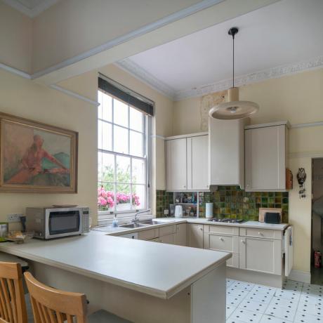 Küche des rosa Londoner Hauses, das den Disney-Klassiker 101 Dalmatiner inspiriert hat