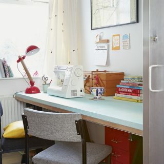 Balts moderns mājas birojs ar amatniecības stūri