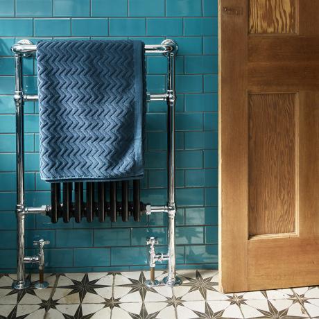 Sinivihreä-kylpyhuone-makeover-kuvioitu lattia ja harmaa-huonekalut-2