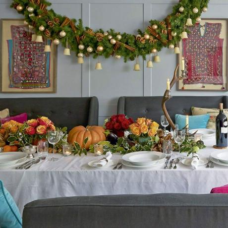 Paneelinen ruokasali, jossa pöytä katettu joulua varten