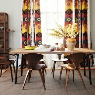 Salle à manger traditionnelle avec meubles en bois et rideaux colorés | Décoration de salle à manger | Maisons & Jardins | Housetohome.fr