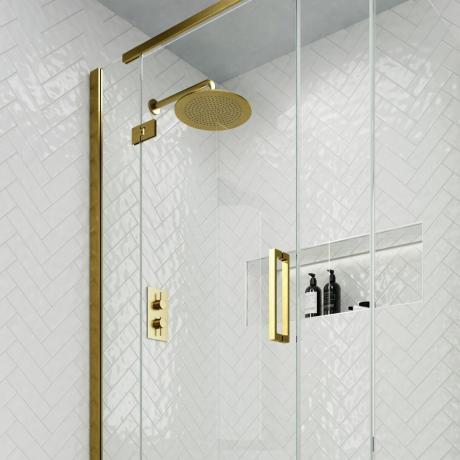 Duș auriu în baie albă cu paravan de duș din sticlă