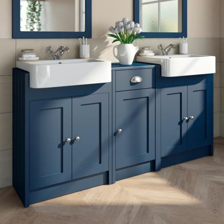 Vstavané modré kúpeľňové skrinky s dvojitými umývadlami