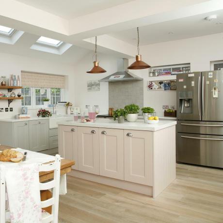 Pažiūrėkite į Zoe Ball virtuvę ir nuostabią poilsio erdvę