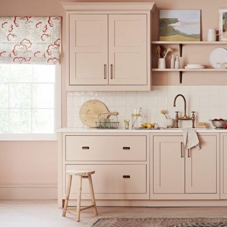 Armoires de cuisine rose pâle avec crédence en carrelage blanc