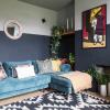 Drosmīga krāsu izvēle rada mājīgu modernu interjeru šajā stilīgajā dzīvoklī