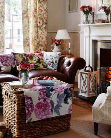 jesenska barva Dežela-dnevna soba-s-vintage-cvetličnimi tkaninami