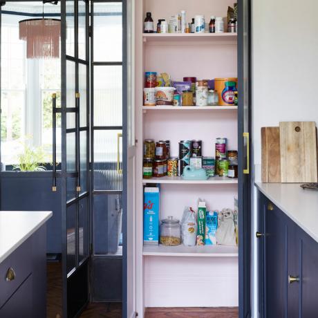 marineblå køkken med spisekammer med lyserøde vægge