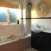 Bekijk deze prachtige franse badkamer make-over – hij is onherkenbaar