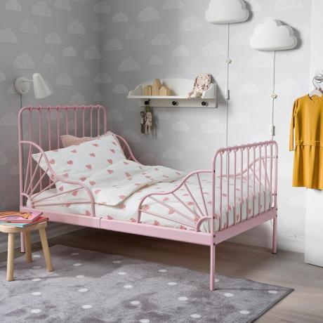 Ta roza posteljni okvir IKEA je ultimativni nakup, ki ga je navdihnila Barbie