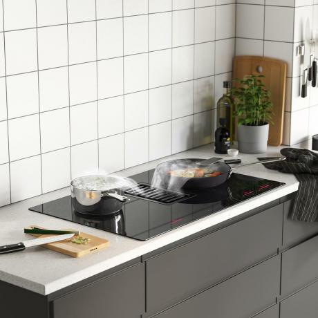 Indukcinė kaitlentė IKEA FORDELAKTIG puikiai tinka mažoms virtuvėms