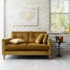 Den gule sofaen skinner sterkt i hjemmene våre i sommer