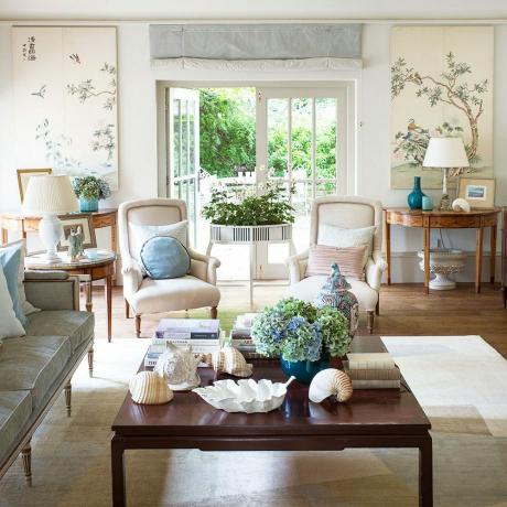 Sala de estar elegante com painéis chineses decorativos