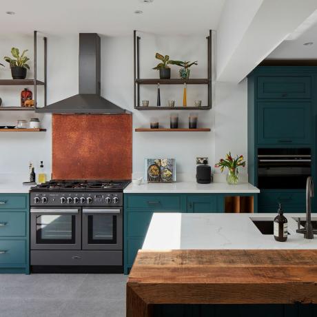 Balta virtuvė su žalsvai mėlyna ir medinėmis spintelėmis