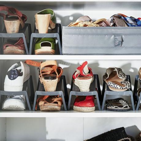 Batai tvarkingai laikomi batų saugykloje drabužių spintoje