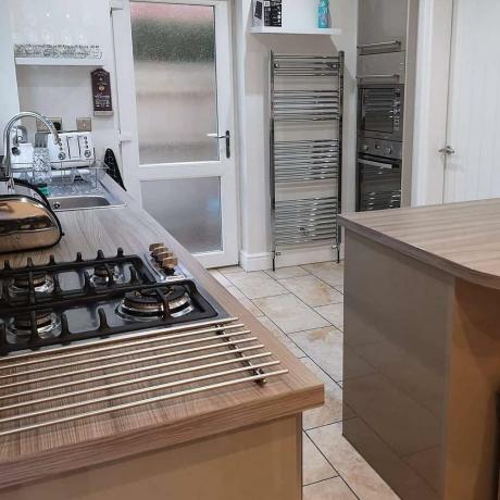 DIYer ger sitt vanliga kök en trendig grön makeover för bara £ 30