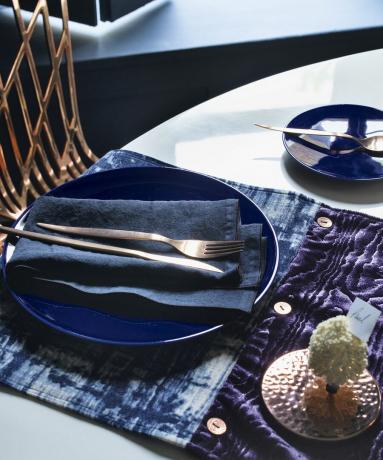 Moderne-spisebord-arrangement-med-metallisk-bestik