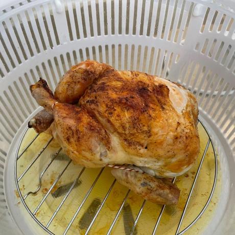 Imagen de horno halógeno con pollo cocido