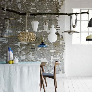 Sala de jantar rústica moderna com luzes suspensas | Decoração de sala de jantar | Casas e jardins | housetohome.co.uk