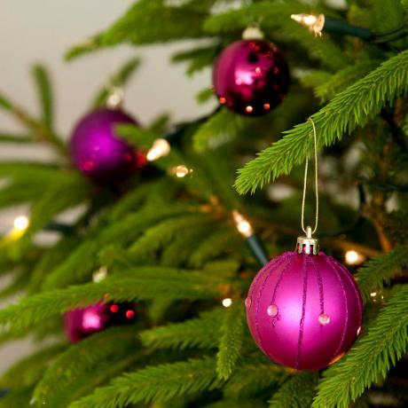Hakovi za božićno drvce - od omota u prozirnu foliju do laka za kosu na iglama