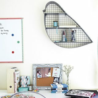 Bureau à domicile blanc avec table d'artisanat et rangement créatif