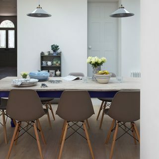 חדר אוכל נייטרלי עם כסאות אפורים | קישוט חדר אוכל | מטבחים יפים | housetohome.co.uk