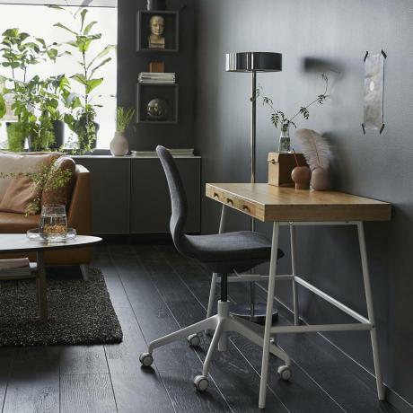 See mitmekülgne Ikea laud sobib suurepäraselt väikestesse ruumidesse ja magamistubadesse