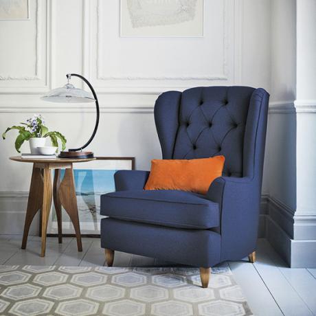 Сядьте со стильным комфортом с этими креслами современного наследия