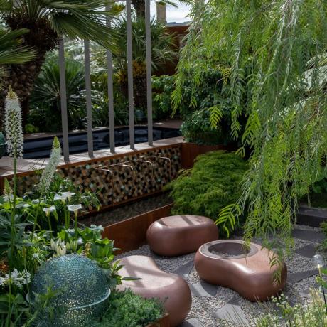 Majhen vrt s sedeži v obliki bakrenih kamenčkov