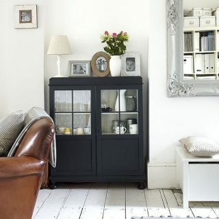 Hvit stue med svart glassert skap | Stue dekorere | Stil hjemme | Housetohome.co.uk