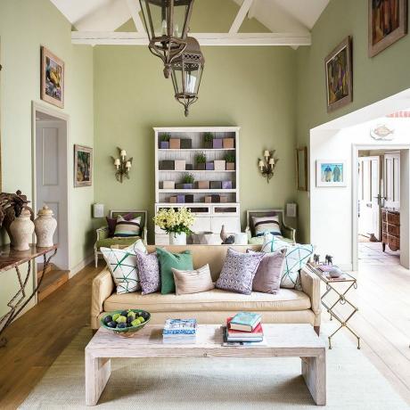 Klasický zelený obývací pokoj s klenutým stropem