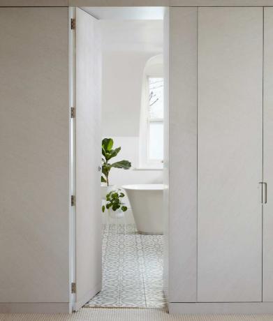 Mansardna kopalnica s skritimi vrati iz spalnice