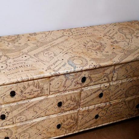 Harry Poooetr Möbelstück aus Tapeten-Decoupage