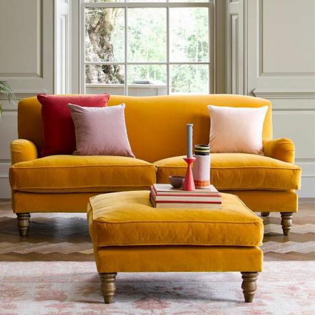 Ryškiai geltona sofa su tinkama geltona kėdute
