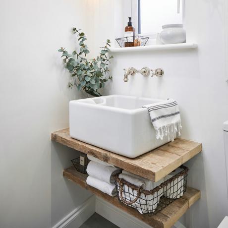 robinets muraux dans une petite salle de bain blanche