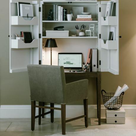 biela nástenná domáca kancelária so stoličkou
