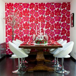 ห้องรับประทานอาหารทันสมัยพร้อมวอลเปเปอร์ลายดอกไม้สีแดง | ตกแต่งห้องทานอาหาร | สไตล์ที่บ้าน | Housetohome.co.uk