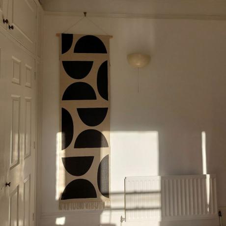 Този гениален хак за килим Dunelm преобрази стената на хола ми