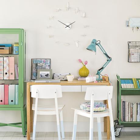 Home office decorato in primavera con colori pastello
