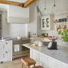 Remodelare clasică a bucătăriei cu dulapuri Shaker gri pal și blaturi de marmură Carrara