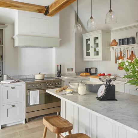 Κλασική ανακαίνιση κουζίνας με ανοιχτό γκρι ντουλάπια Shaker και μαρμάρινες επιφάνειες εργασίας Carrara