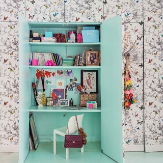 Domowe biuro z tapetą w motyle | Dekorowanie biura domowego | Życieitp | Domdodomu