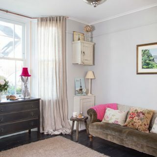 Sala de estar tradicional com sofá de veludo marrom | Decoração de sala de estar | Estilo em casa | Housetohome.co.uk