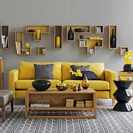 harmaa olohuone, jossa keltainen sohva