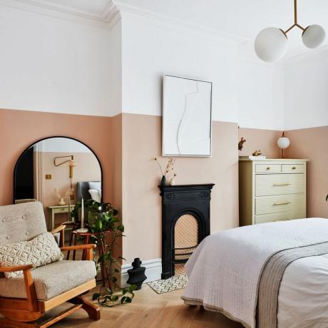 Dormitor decorat neutru cu efect de vopsea dada pe pereți