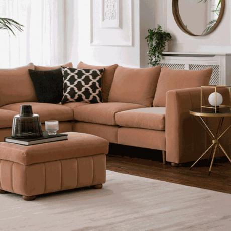 Sofa sudut berwarna merah muda merona di ruang tamu