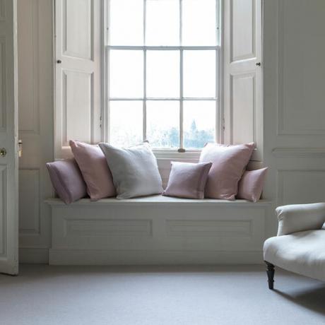 Rožinės spalvos namų apyvokos reikmenys, baldai ir aksesuarai