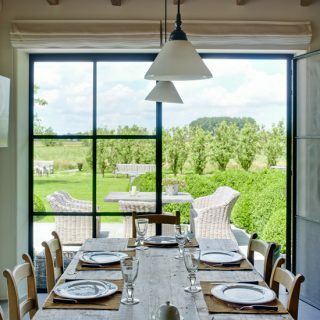 Salle à manger en chêne avec baie vitrée | Décoration de salle à manger | Maisons & Jardins | Housetohome.fr