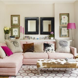 Sala de estar tradicional con sofá rosa y reposapiés con estampado animal